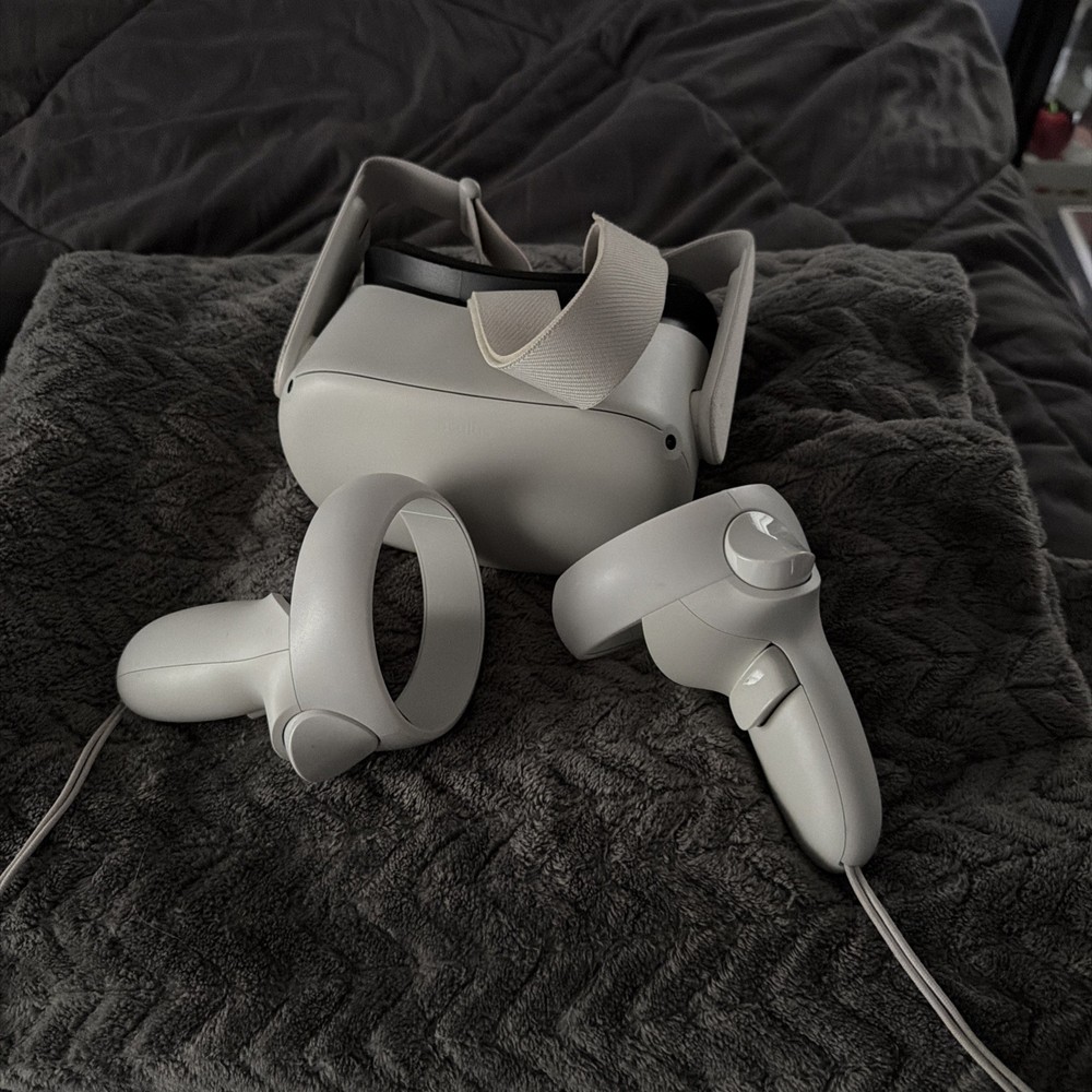 Oculus Quest 2 Virtual Reality Headset with Controllers & charger working good