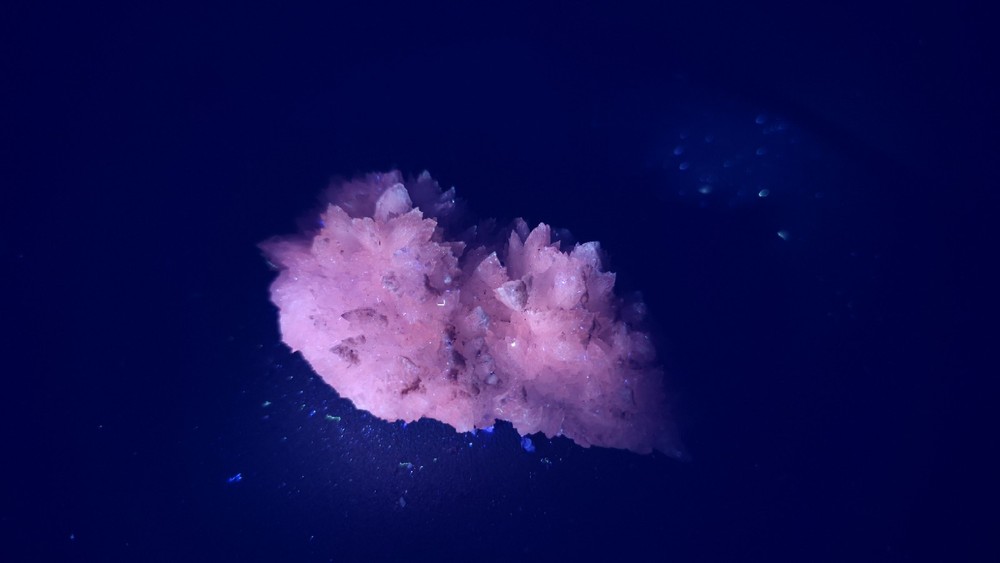 Uv Reactive Mexican Calcite With Pyrite