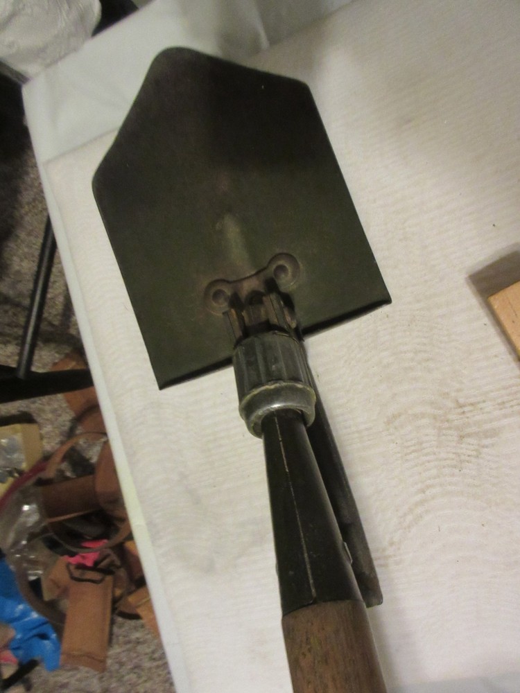WWII US ARMY M1943 COMBAT FIELD FOLDING SHOVEL-DATED 1944, WOODS