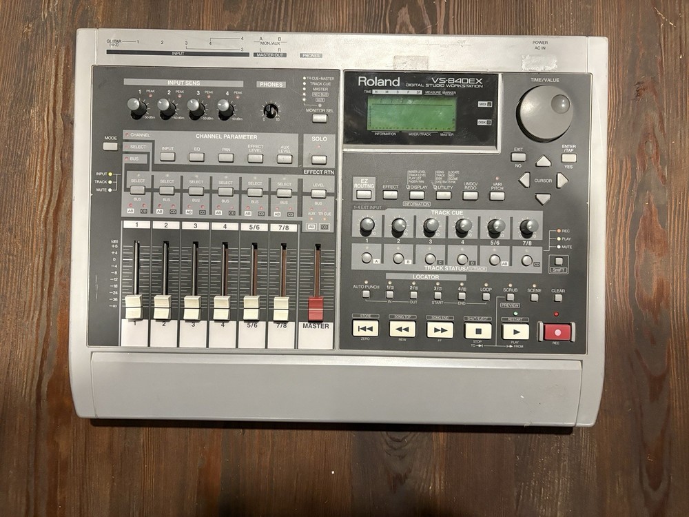 Roland Vs-840 Workstation Portable Studio
