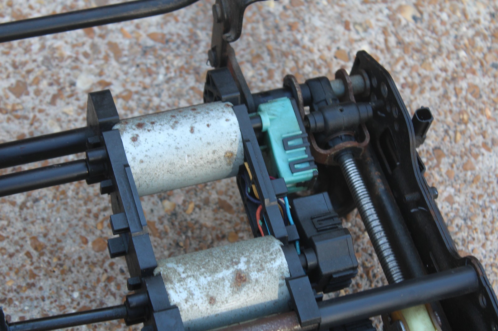 07-14 CHEVY TAHOE SUBURBAN YUKON DRIVER LEFT 2 PLUG POWER SEAT TRACK TAN TRIM