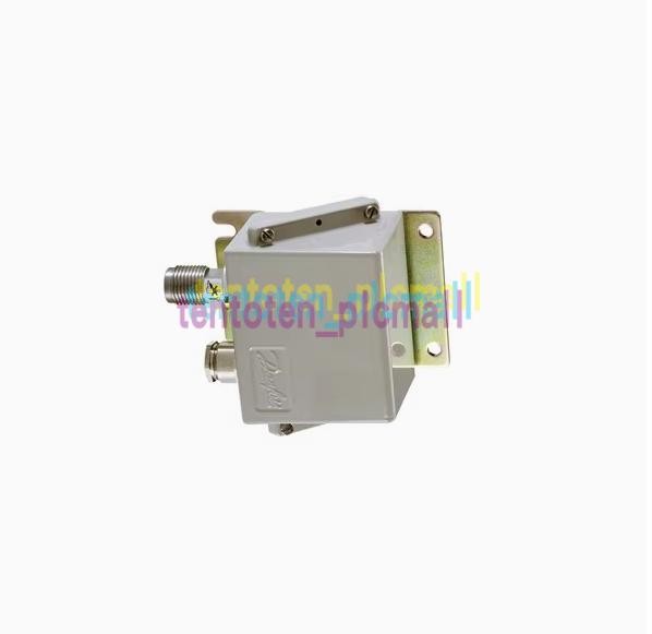 1PCS New Danfoss 084G2114 Pressure Transmitter Sensor