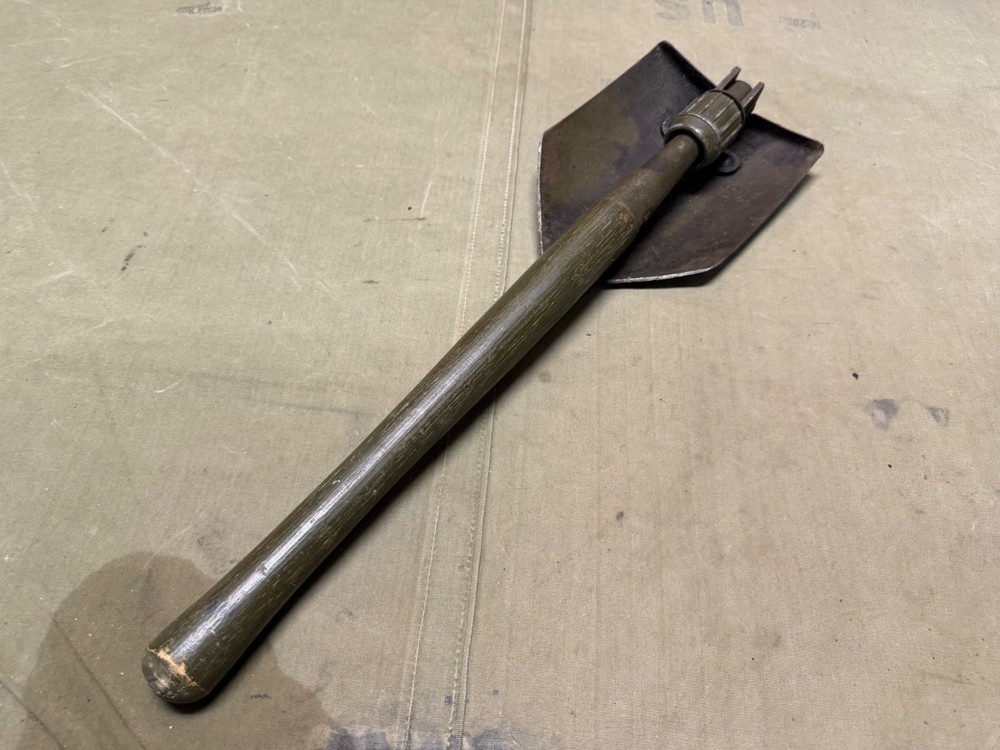 ORIGINAL WWII US ARMY M1943 COMBAT FIELD FOLDING SHOVEL-DATED 1945