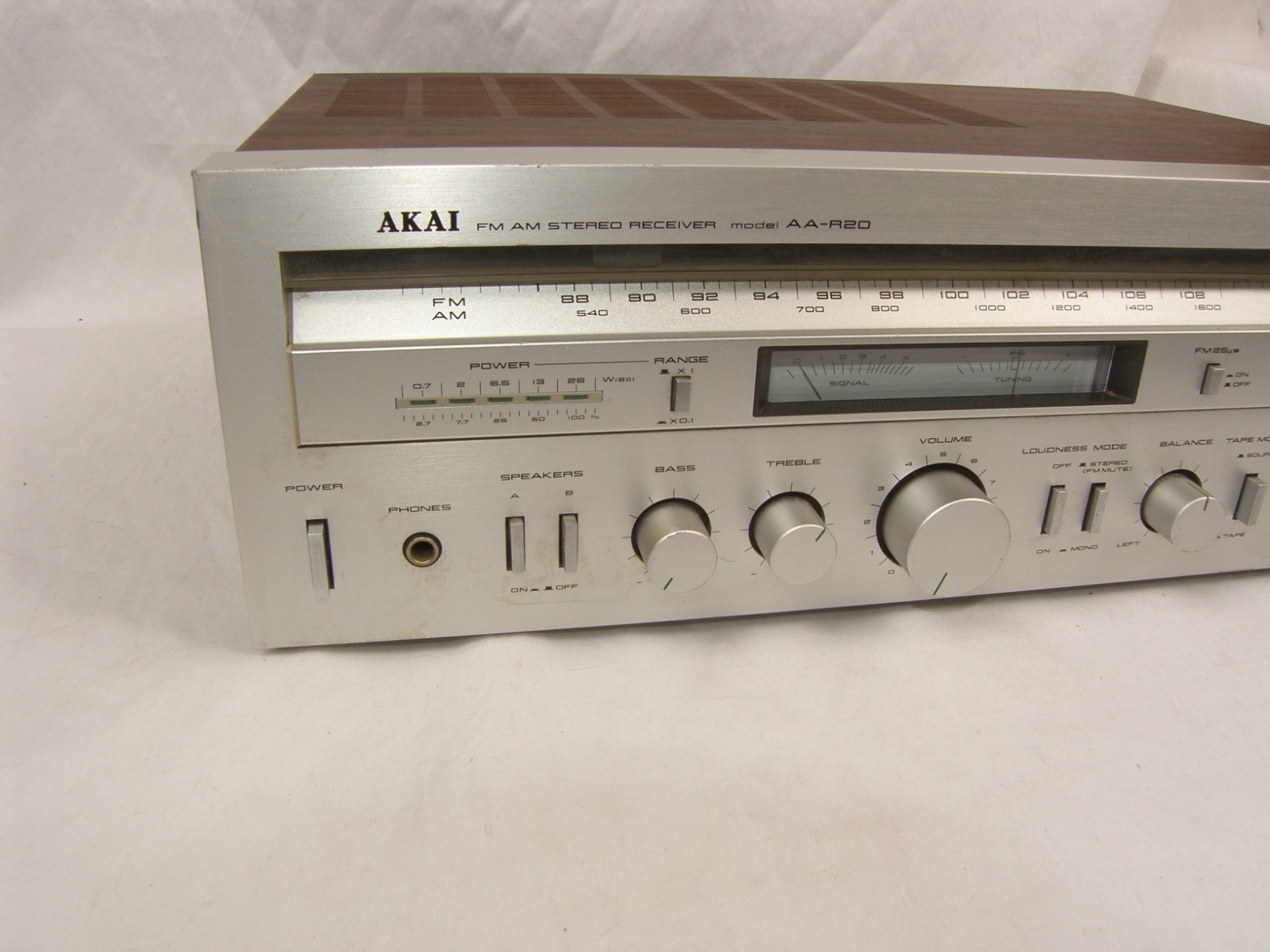 Akai AA-R20 AM/FM Stereo Receiver 26 Watts (Circa 1980) Silver Face Works Tested