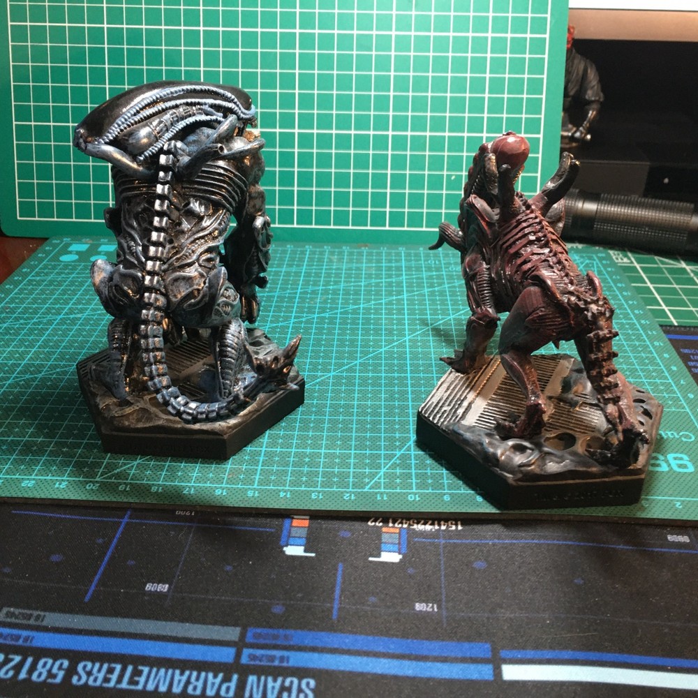 Eaglemoss Aliens "Box Set 4 "Alien vs Predator Video Game Set" opened, displayed
