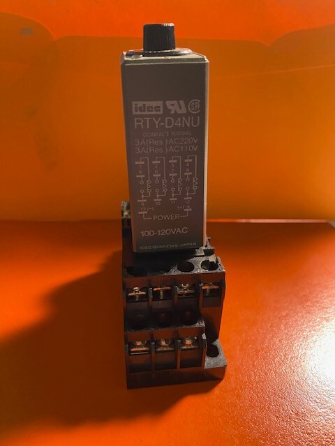 Idec RTU-D4NU 120 VAC TIMER with Base