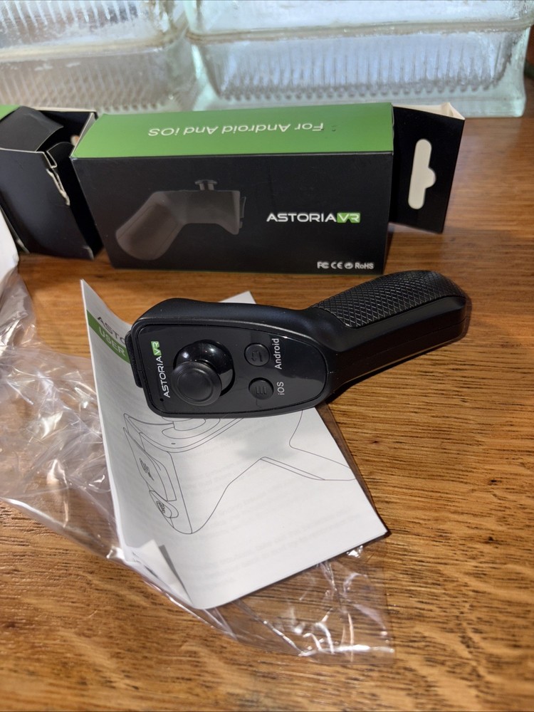 2 Astoria VR Wireless Remote Controls For Android and IOS SC-RA8. New!