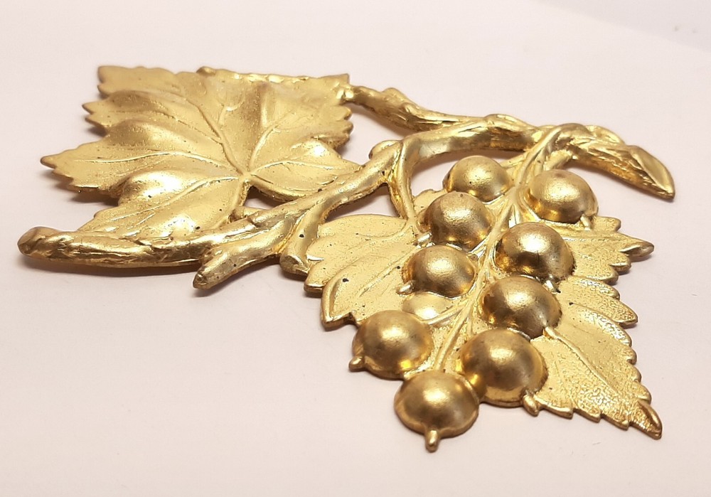 EMBOSSED STAMPED GOLD FINISHED BRASS X LARGE GRAPE & LEAF CLUSTER COMPONENT