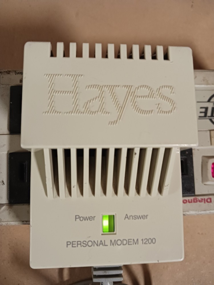 Hayes Microcomputer Products Personal Modem 1200, Working