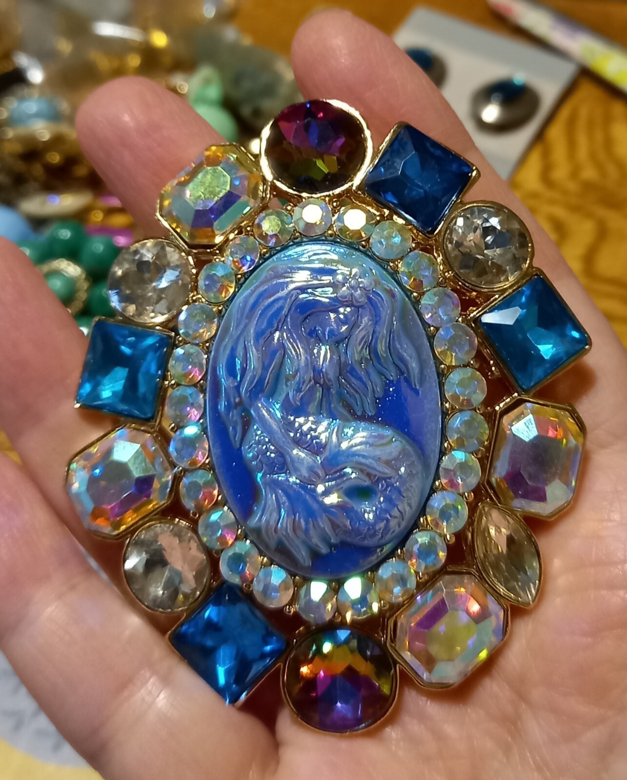 VINTAGE STYLE LARGE GOLDTONE OVAL MISTY IRRIDESCENT HOLOGRAPHIC MERMAID BROOCH