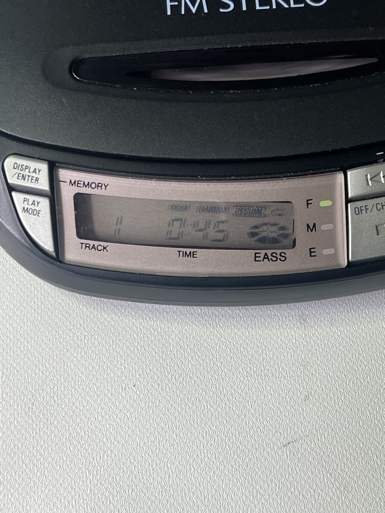 Aiwa FM-AM COMPACT DISC PLAYER XP-R800