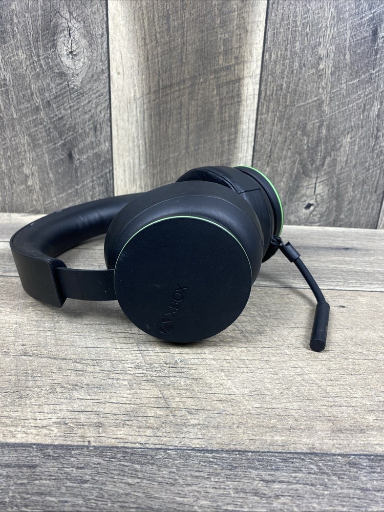 Microsoft Xbox Wireless Headset - Black ⚠️mic Got Damaged ⚠️working