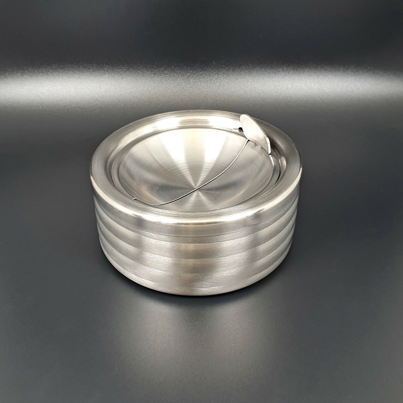 Grooved Silver Smokeless Classic Metal Ashtray with a Lid for Cigarettes