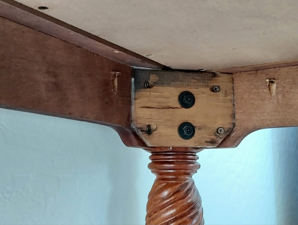 Brown Wood Rococo Style End Table/Side Table