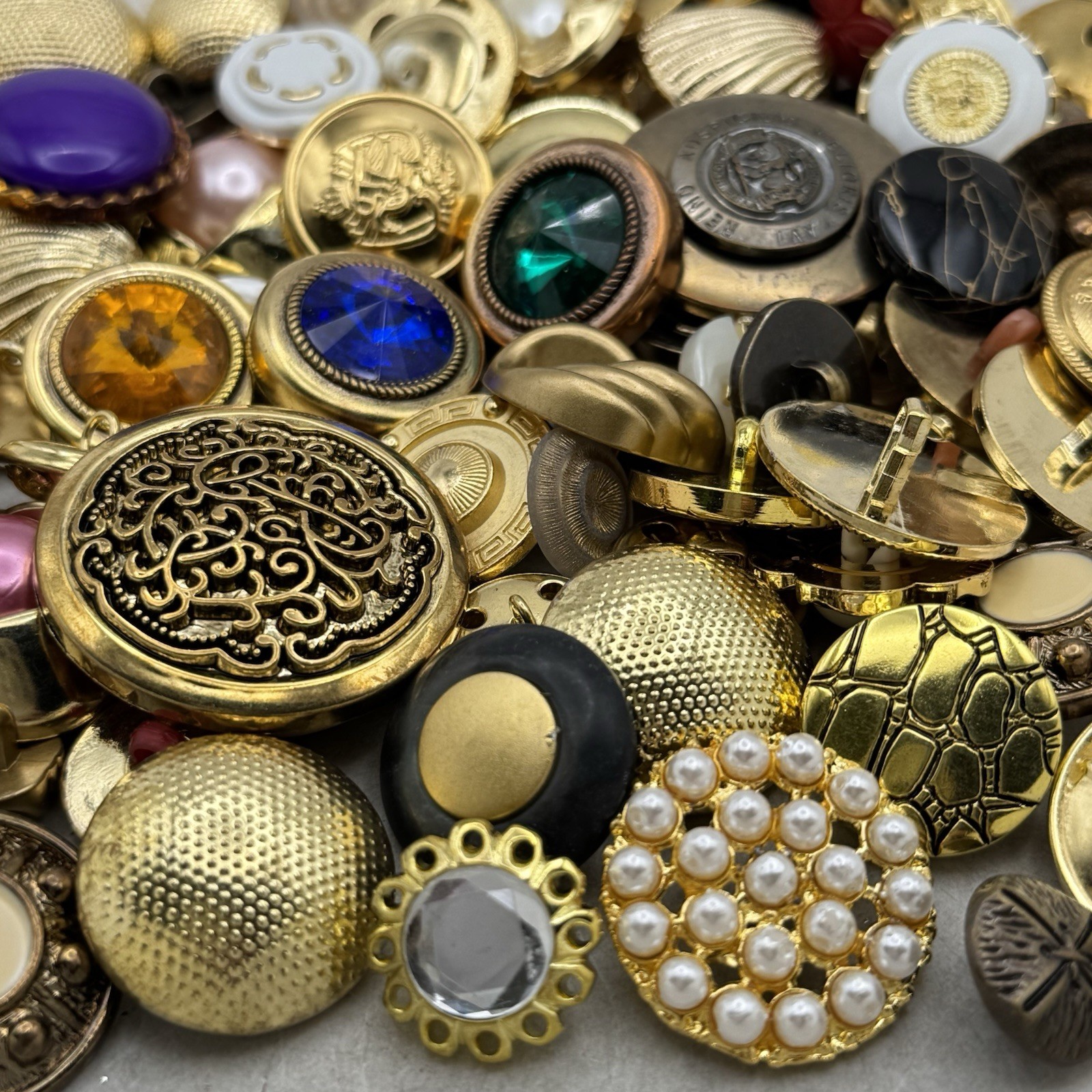 VIP Premium  MIXED LOT All Kinds Of GOLD & ANTIQUE GOLD Buttons All Sizes
