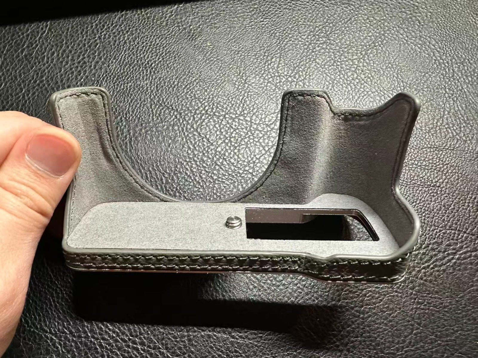 Canon PowerShot V1 Leather Half Case + 3x LP-E17 Batteries Kastar Charger