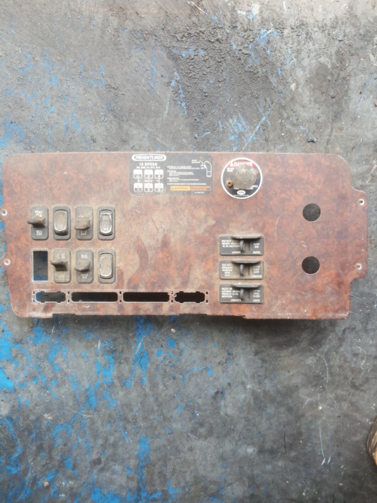 FREIGHTLINER DASHBOARD PANEL CLUSTER A06-40924-000 / U39848