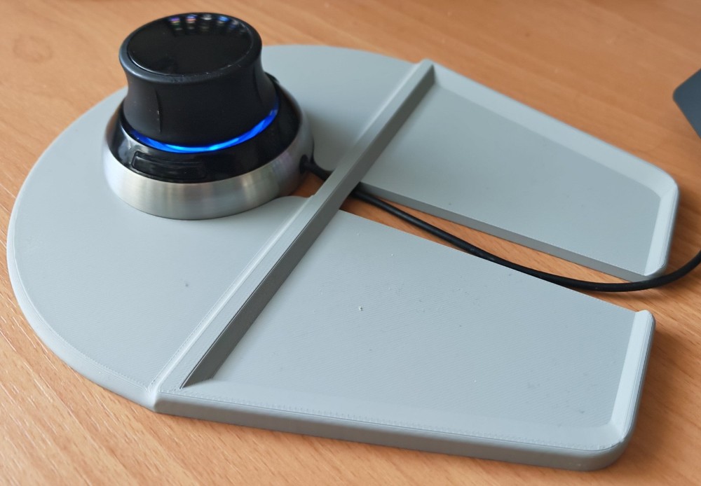 Stream Deck XL and 3Dconnexion USB Space Mouse Dock black version