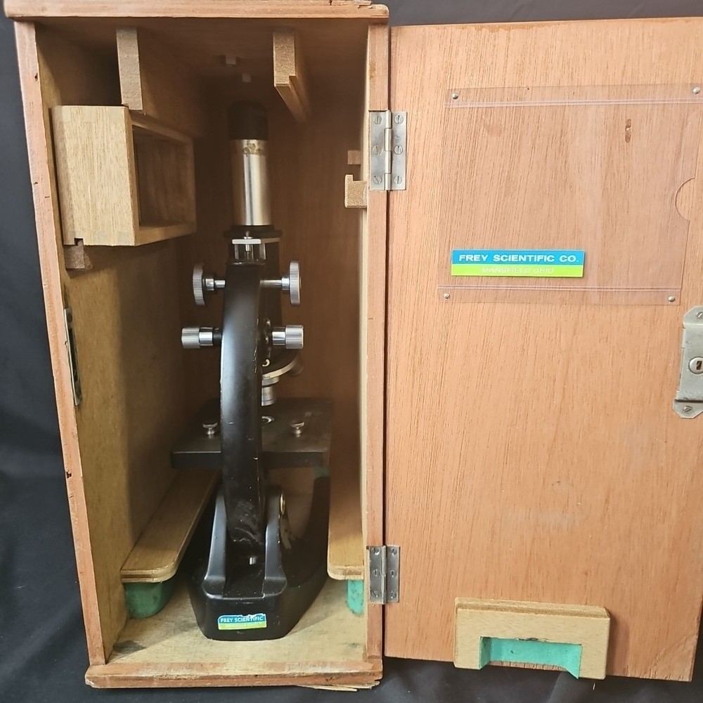VINTAGE MONOLUX MICROSCOPE IN CASE Missing Pieces