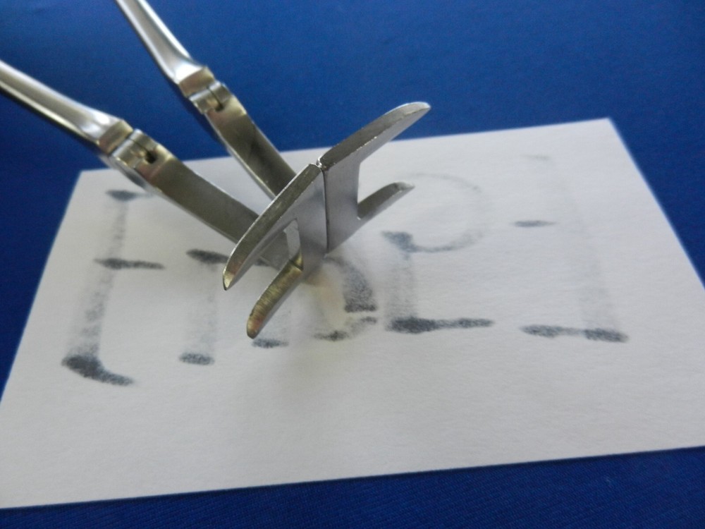 E4957 Richards 2x2 Horizontal Hinged Retractor 28cm Length