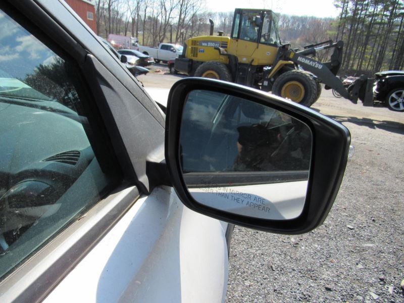 KICKS 2018 Glove Box 958450