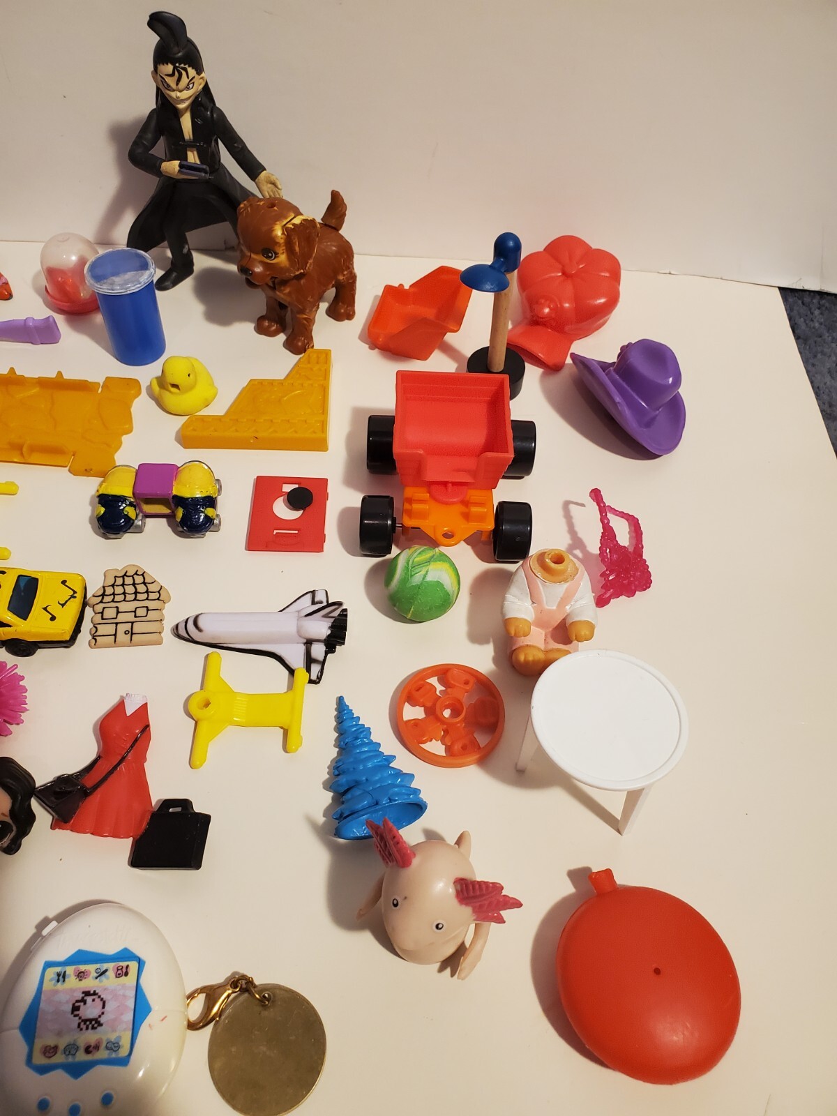 BIG LOT BOTTOM OF TOY BOX CLEAN OUT MINIATURES PARTS SMALL FAST FOOD PIECES (Y)