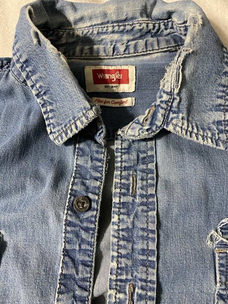 Thrashed Wrangler Men’s Denim Work Shirt Size Large Button Up