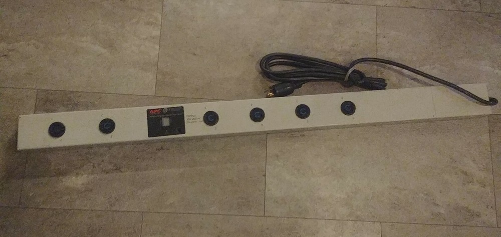 APC METERED POWER DISTRIBUTION UNIT AP7622 New- Open box