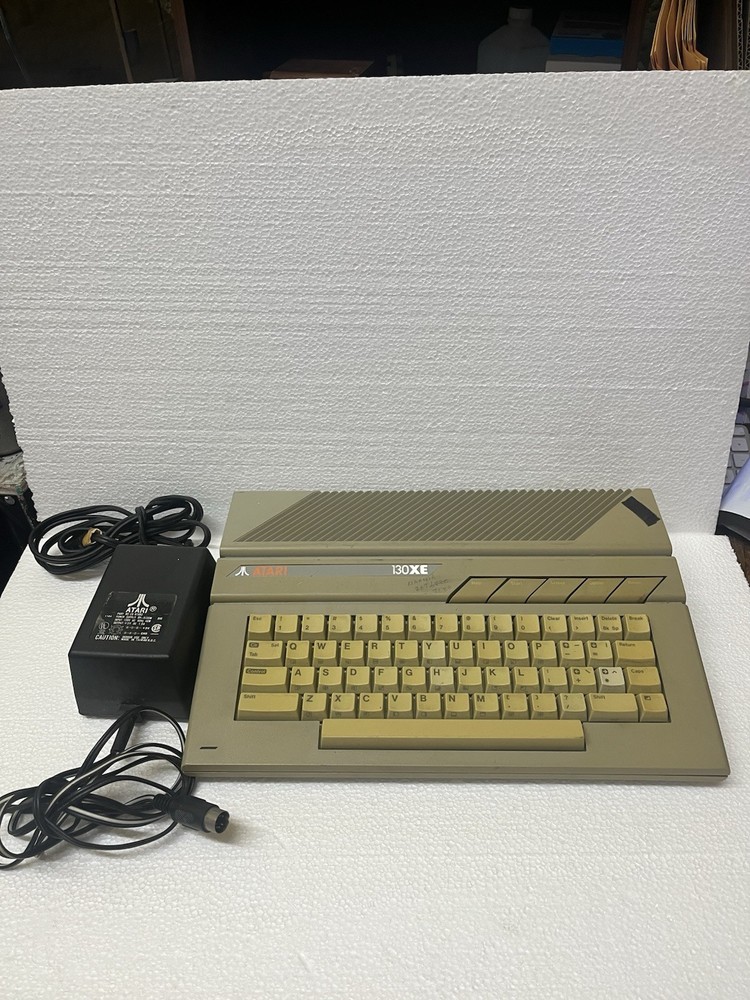 Atari XE  130xe Computer NTSC with Power Supply and AV cable Help Button Not Wrk