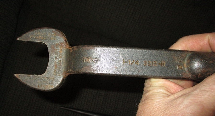 KLEIN TOOLS SPUD WRENCHES ( 2 ) AND DRIVE PIN 1-7/16 ( 3213-H ) 1-1/4 ( 3212-H)