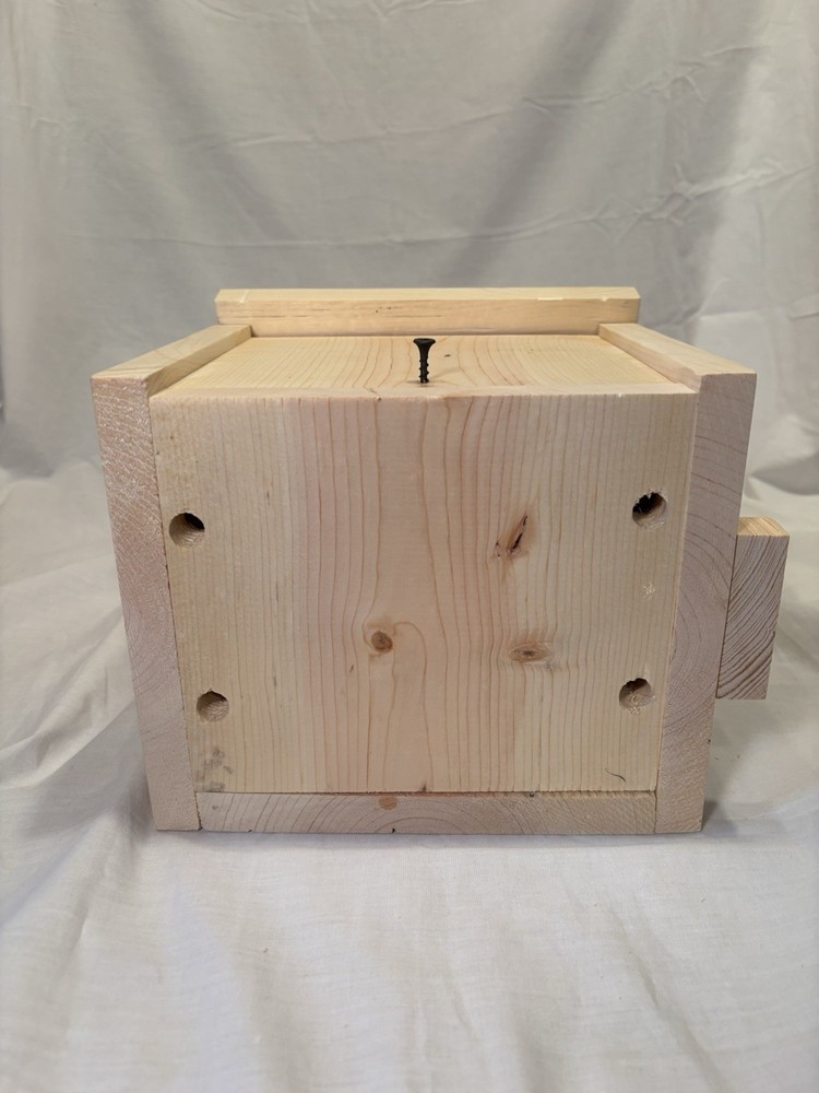 Large Backyard Squirrel/bird House Nesting Box - Awesome Gift