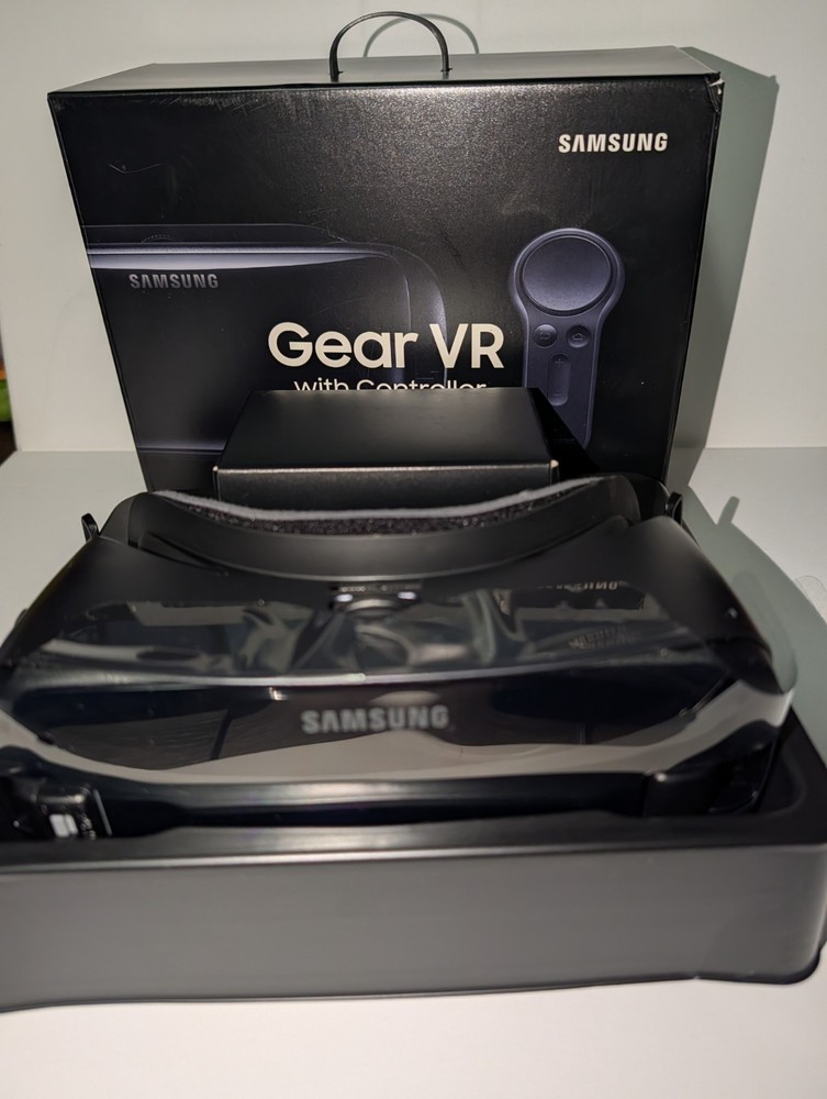 Samsung Gear VR with Controller Powered By Oculus New Open Box SM-R324