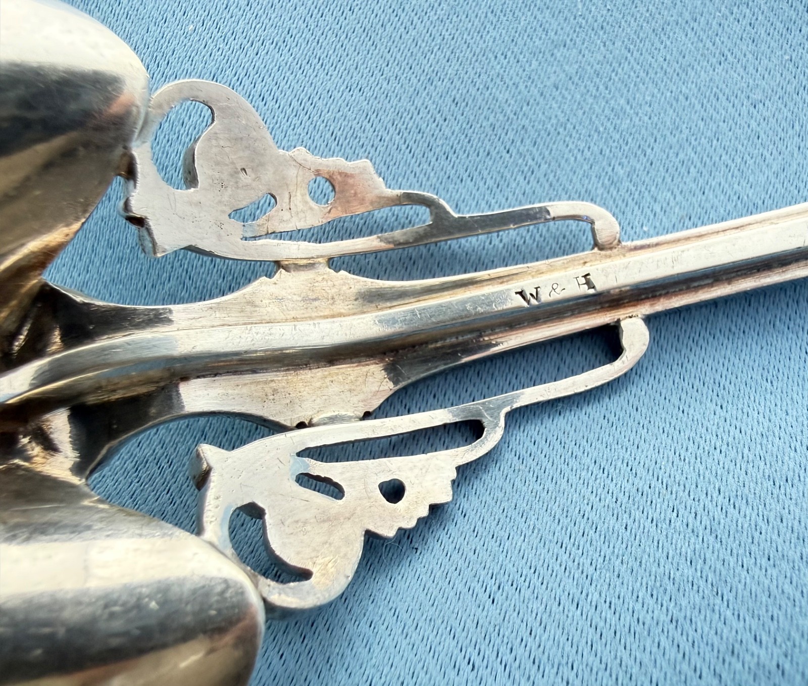 Wood & Hughs Coin Silver Medallion Pie Lifter Gold Wash 10 1/2 In No Mono 113 Gr