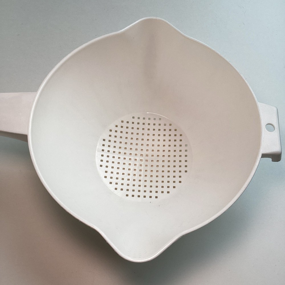 Tupperware 2 Quart Strainer Colander White Handle Hook Pan Rest Classic 1523