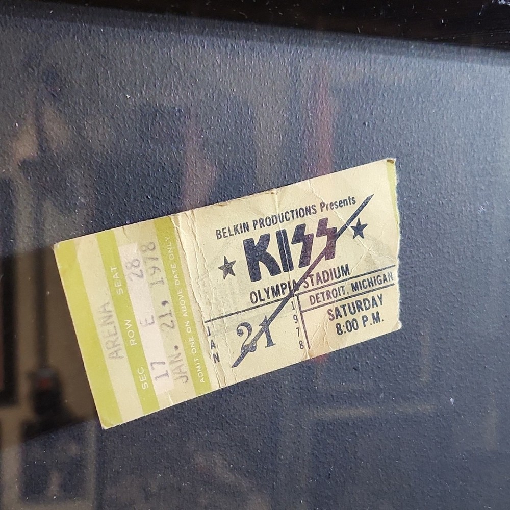 (KISS) Peter Criss Drum Sticks And Ticket From 1978 In Display Case .
