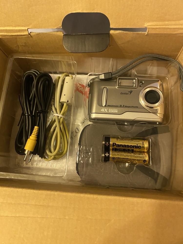 Genius G-shot D211 Digital Camera Boxed Tested Working D