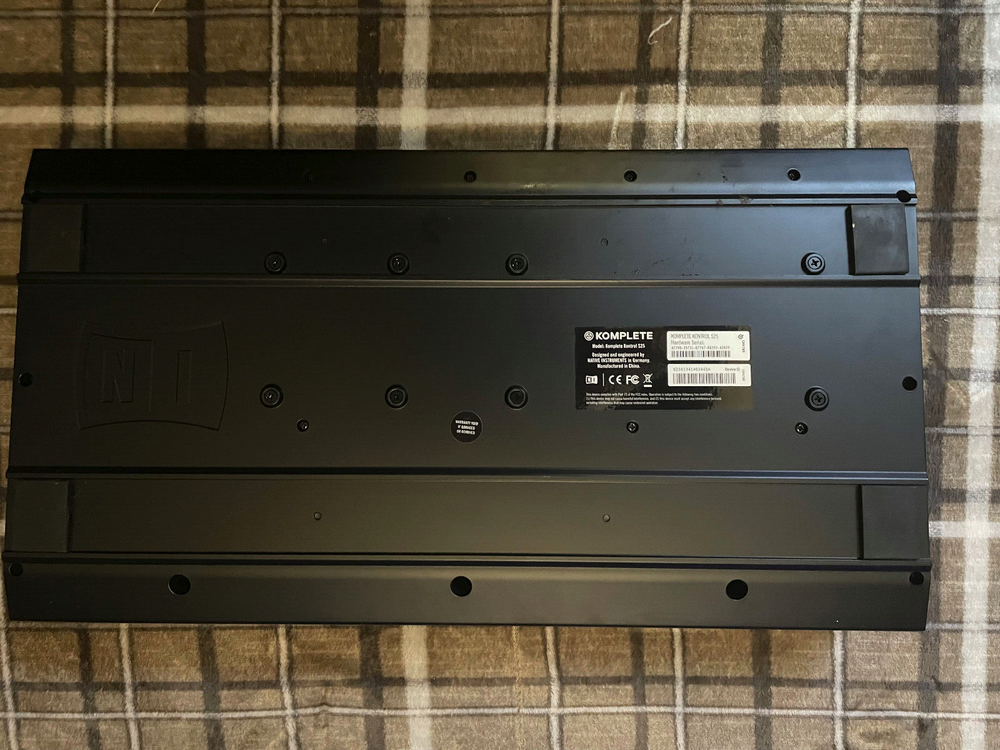 NI Komplete Kontrol S25 Midi Keyboard Controller w/ Adapter, USB and Software