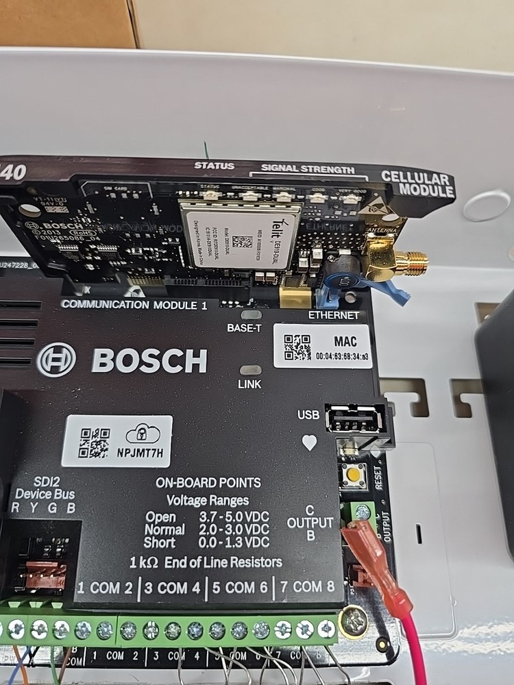 BOSCH B3512 COMPLETE KIT WITH A B440 CELLULARMODULE ,TRANSFORMER,KEYPAD, ANTENNA