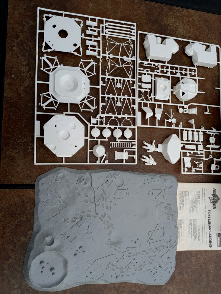 MONOGRAM YOUNG ASTRONAUTS FIRST LUNAR LANDING MODEL KIT BOXED 1986
