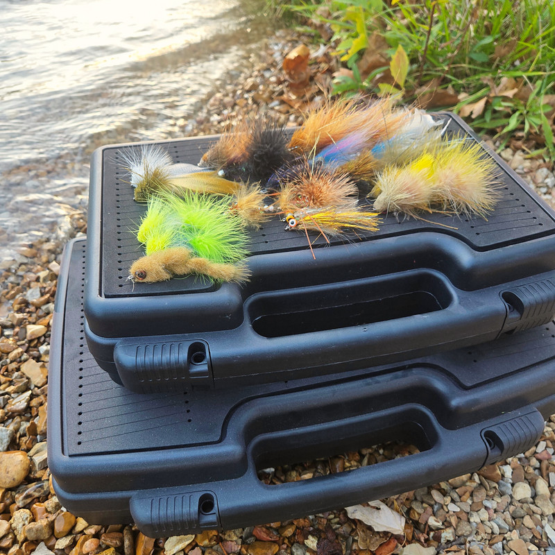 Boat fly box for large flies and streamers