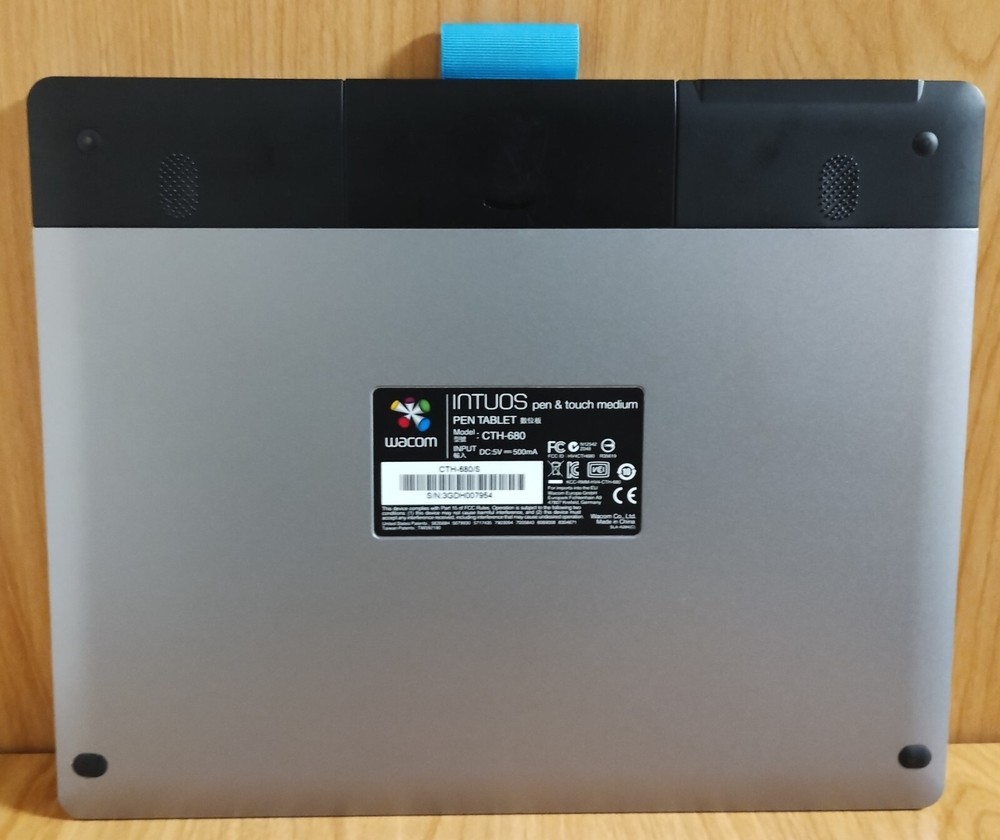 Wacom CTH-680 Intuos Medium Creative Pen & Touch Tablet 3 piece set