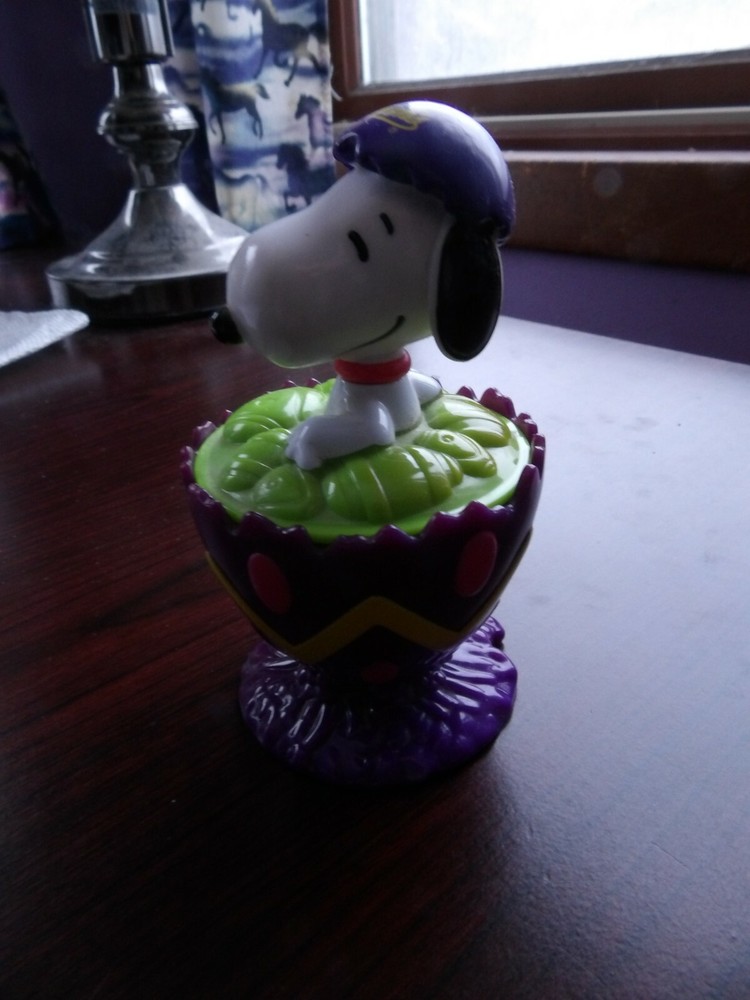 Whitman’s SNOOPY Chocolate Candy Container bubble gum Purple Easter Egg
