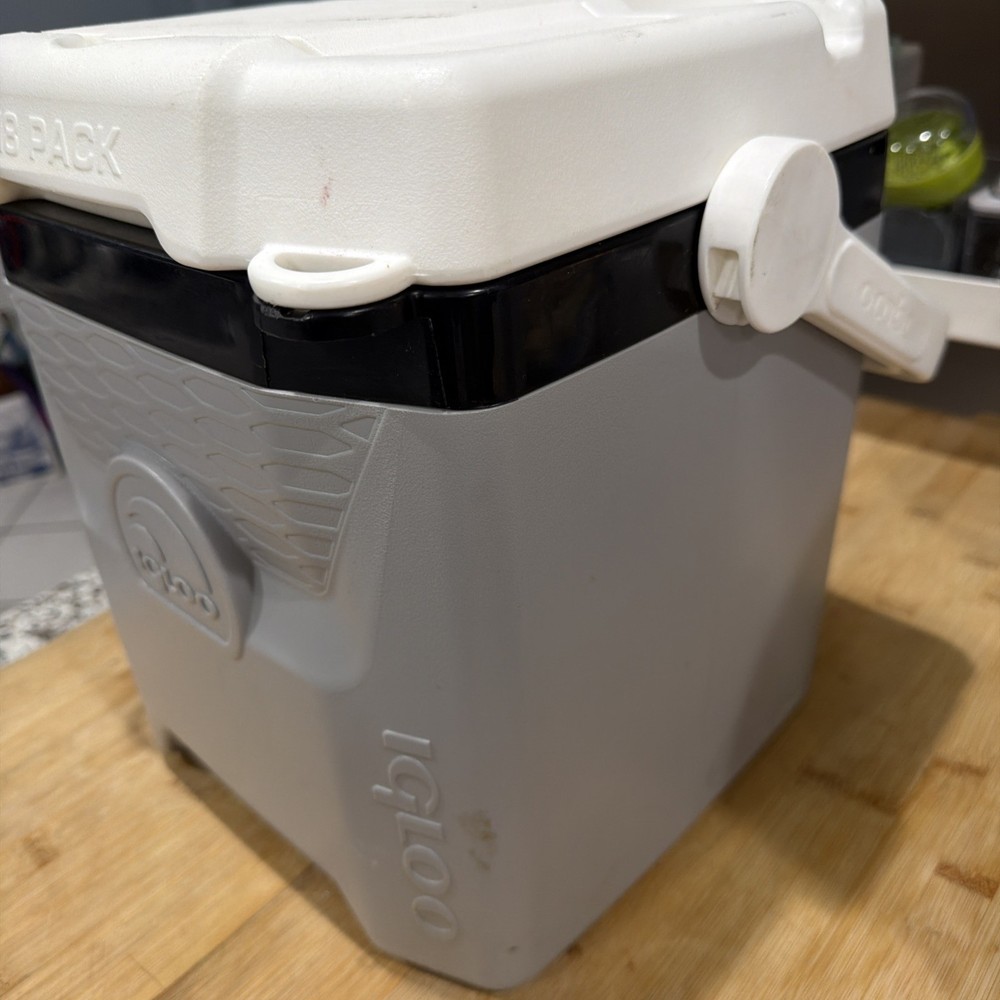 Igloo Quantum 12 cooler 18 can capacity Lockable USA. 12 Quart Gray White *