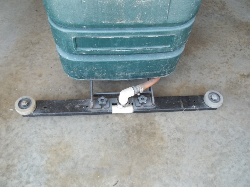 Floor solution spreader