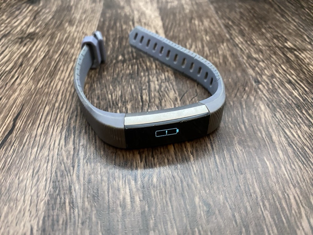 Fitbit Alta Activity Tracker-Charger & Extra Bands - Tested and Working