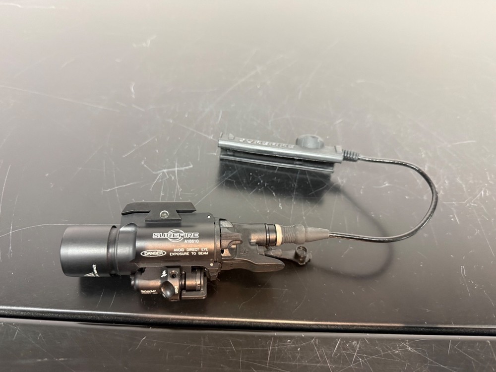 SureFire X400 LED Light with Red Laser / Pressure Switch