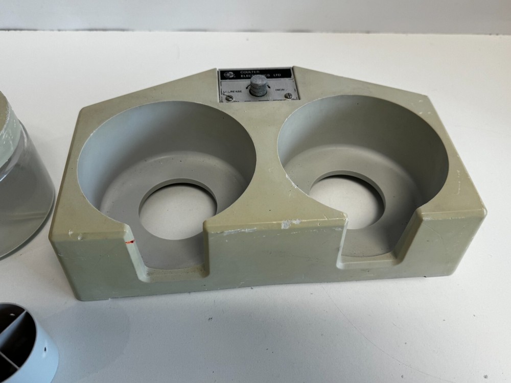 Shelf 18: COULTER ELECTRONICS MODEL V.C.U. VWII VACUUM CONTAINER UNIT