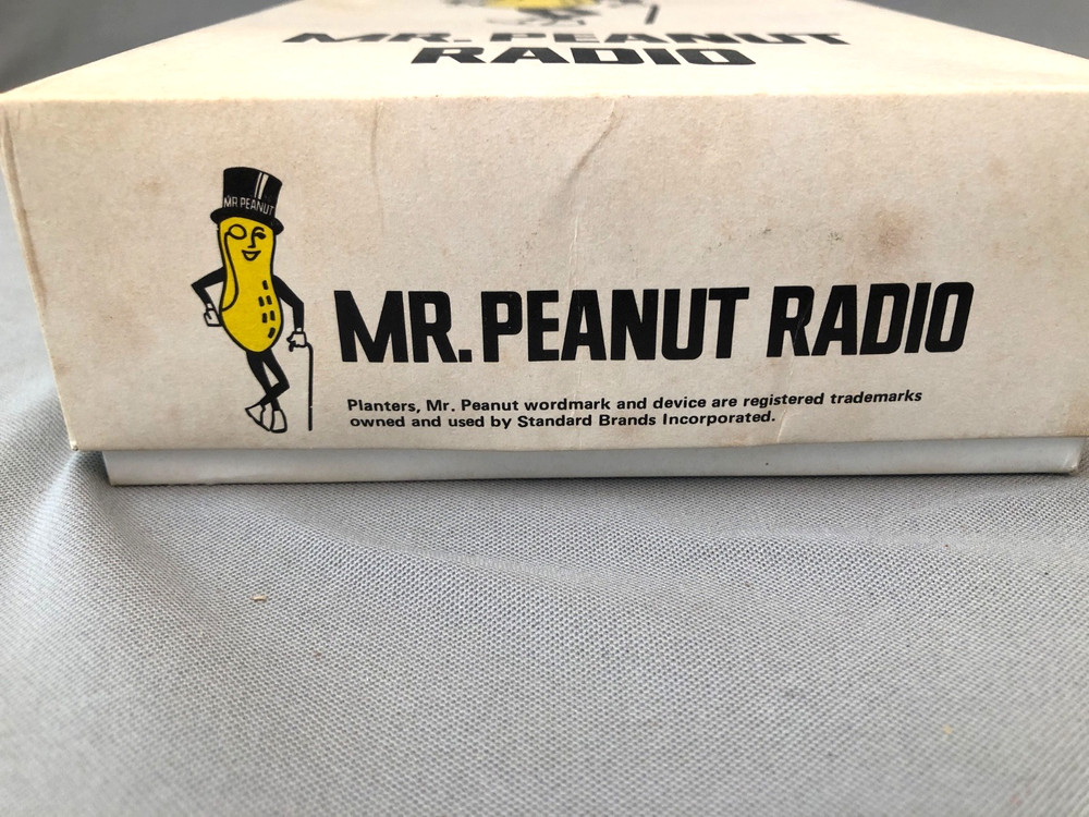 VINTAGE MR PEANUT TRANSISTOR RADIO WORKING