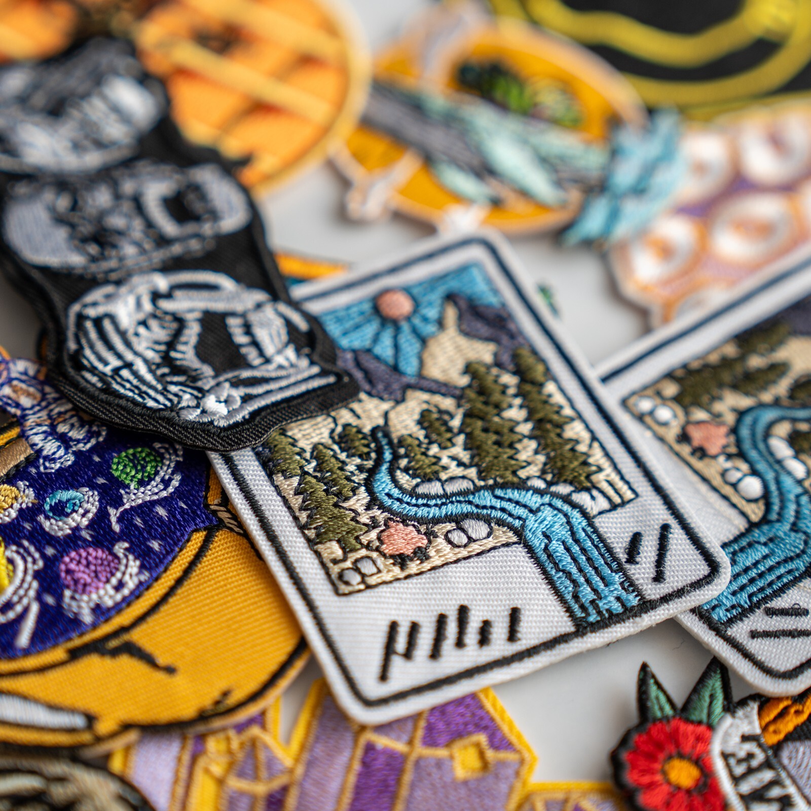 25pcs/lot Random Mix High quality Iron on Patches Fashion Embroidered USA