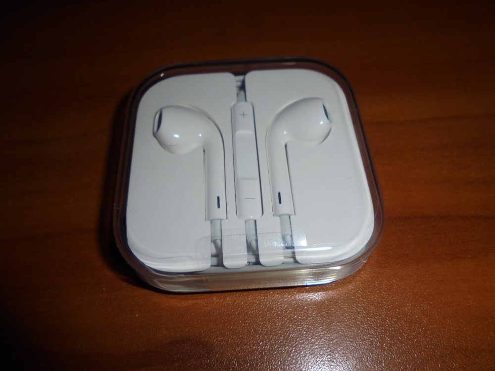 Original Apple Iphone Earphones with Remote & Microphone 3.5mm Jack NEW